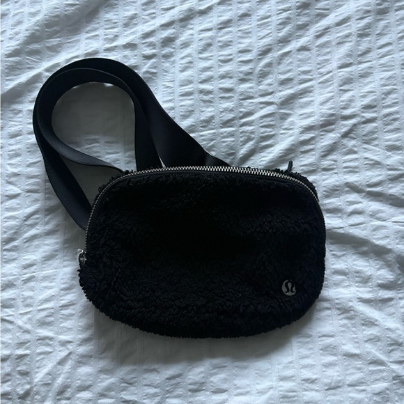 Lululemon - Everywhere Belt Bag 1L Plush Fleece - Picture 3 of 5